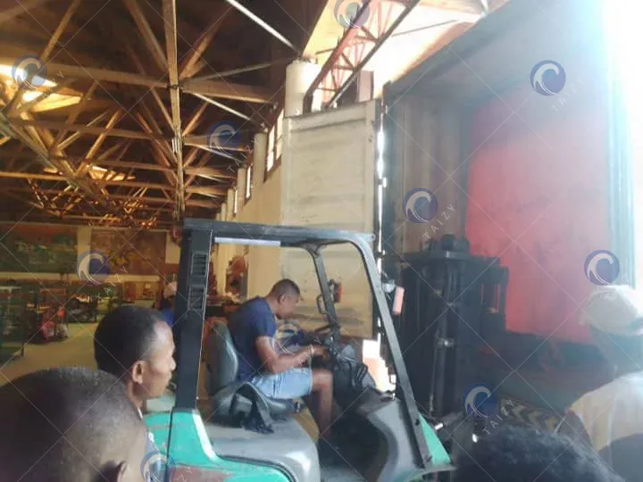 Линия рисовой мельницы прибывает в Мадагаскар